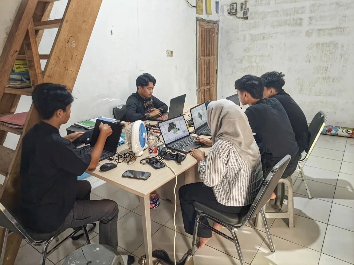 Suasana kegiatan magang peserta SMK Adhiyaksa Bogor di ruang kerja P4I.